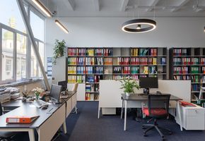 Офисная мебель. Рабочие места в проекте NAYADA завершила создание стильного офиса для мирового гиганта в сфере рекламы – компании GroupM.