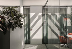 Двери в проекте Невероятно стильная работа реализована компанией NAYADA совместно с Архитектурной студией «Романа та Дмитра Селюків».