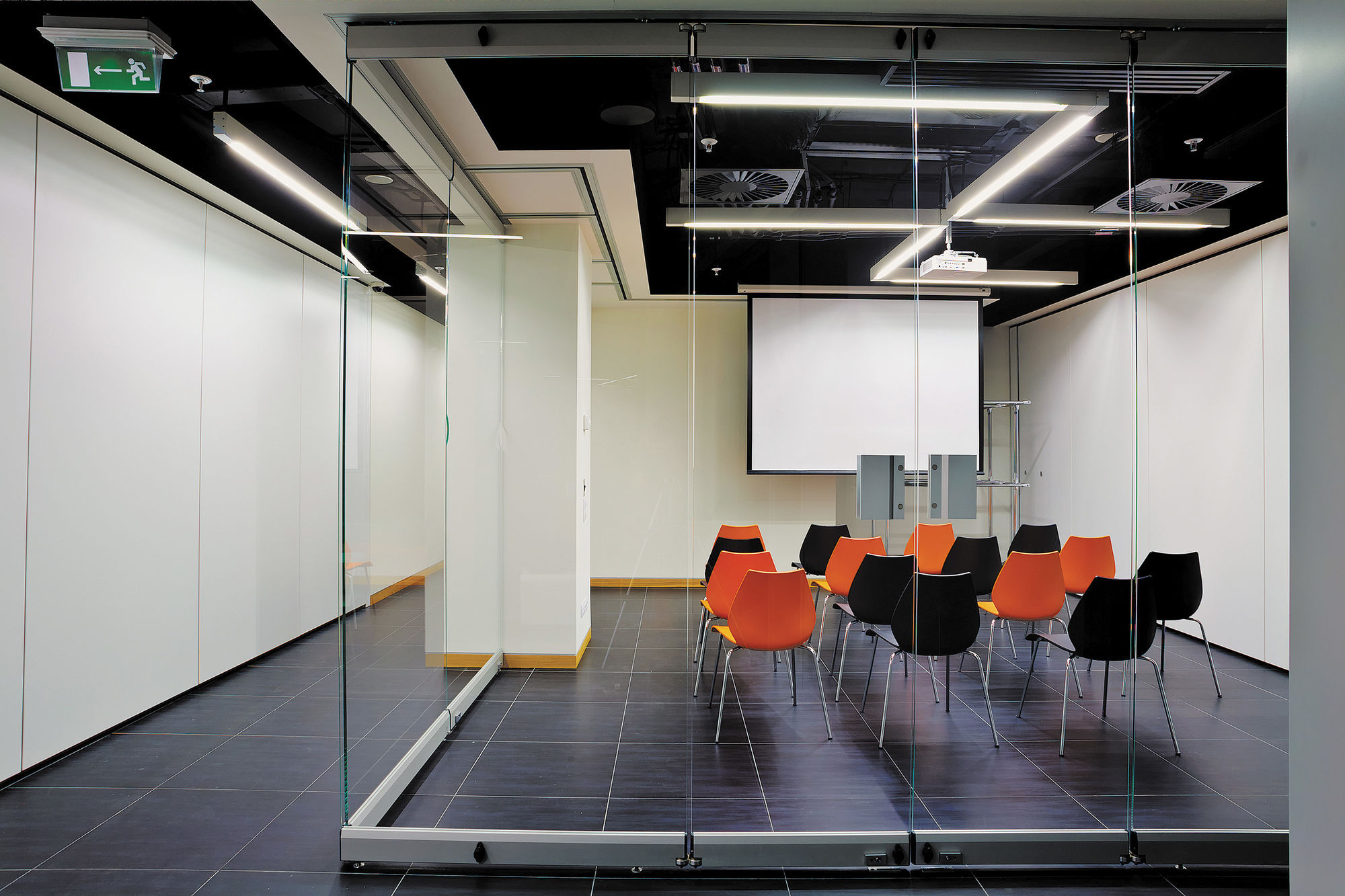 Фото Раздвижные цельностеклянные перегородки NAYADA Hufcor G3000