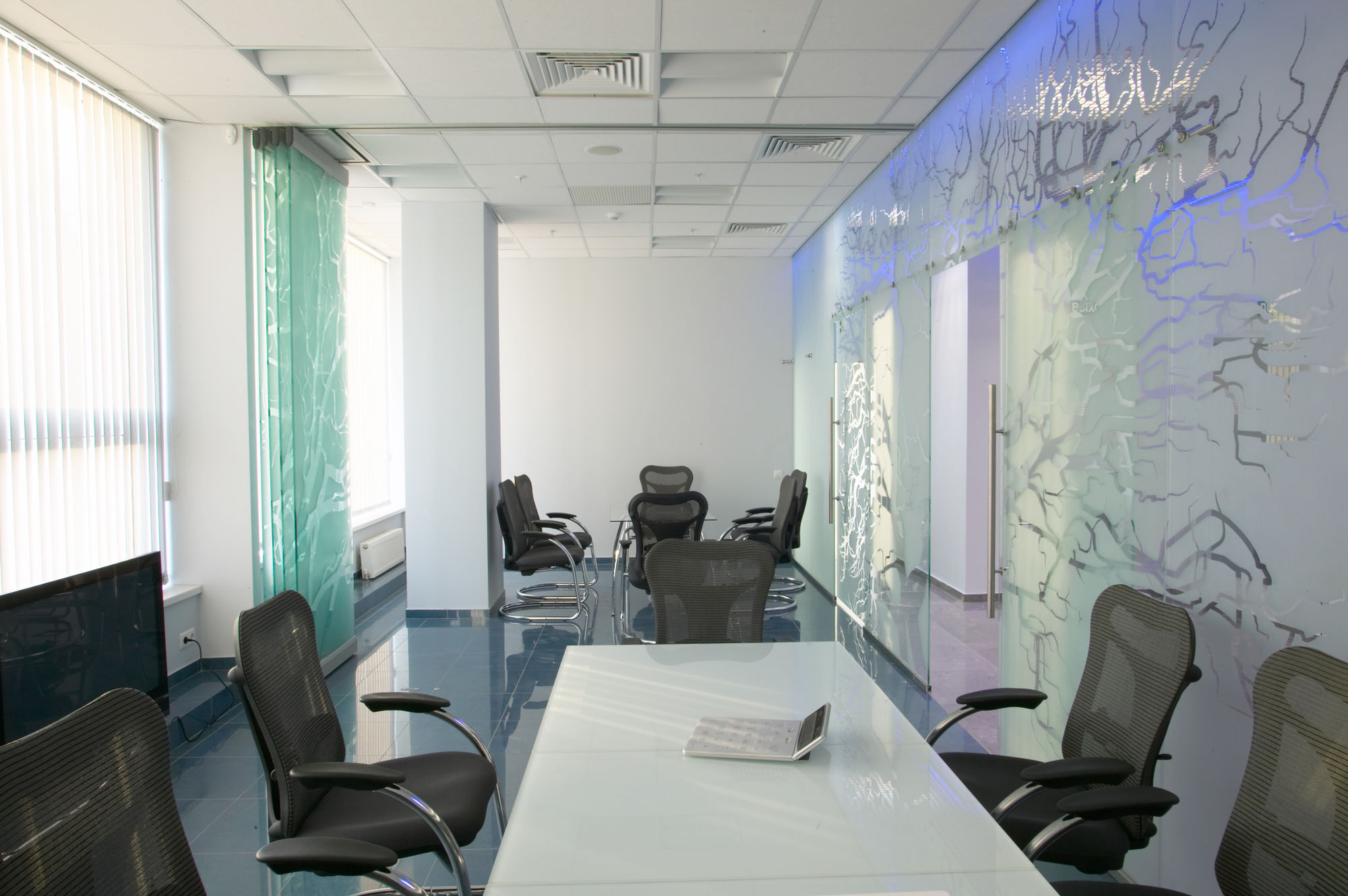 Фото Раздвижные цельностеклянные перегородки NAYADA Hufcor G3000