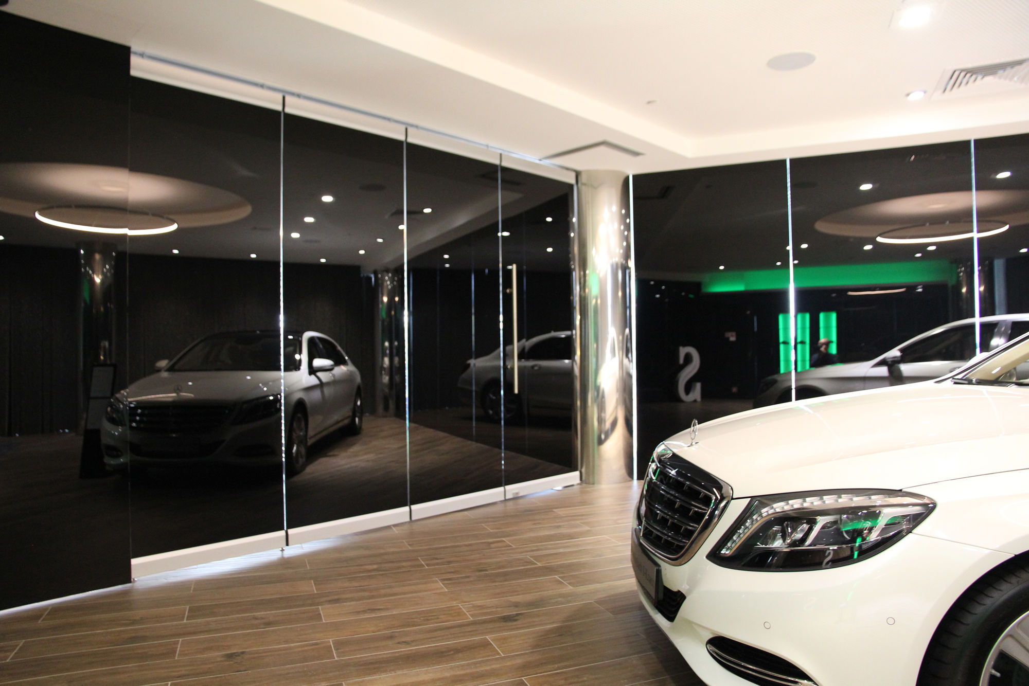 Фото Раздвижные цельностеклянные перегородки NAYADA Hufcor G3000