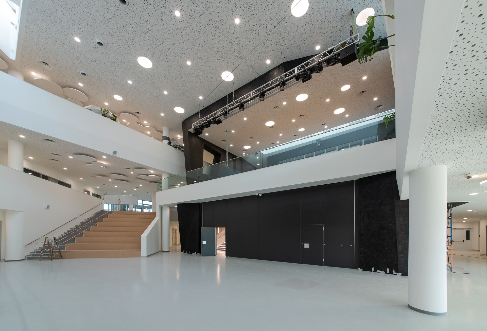 Фото Глухие раздвижные перегородки NAYADA Hufcor