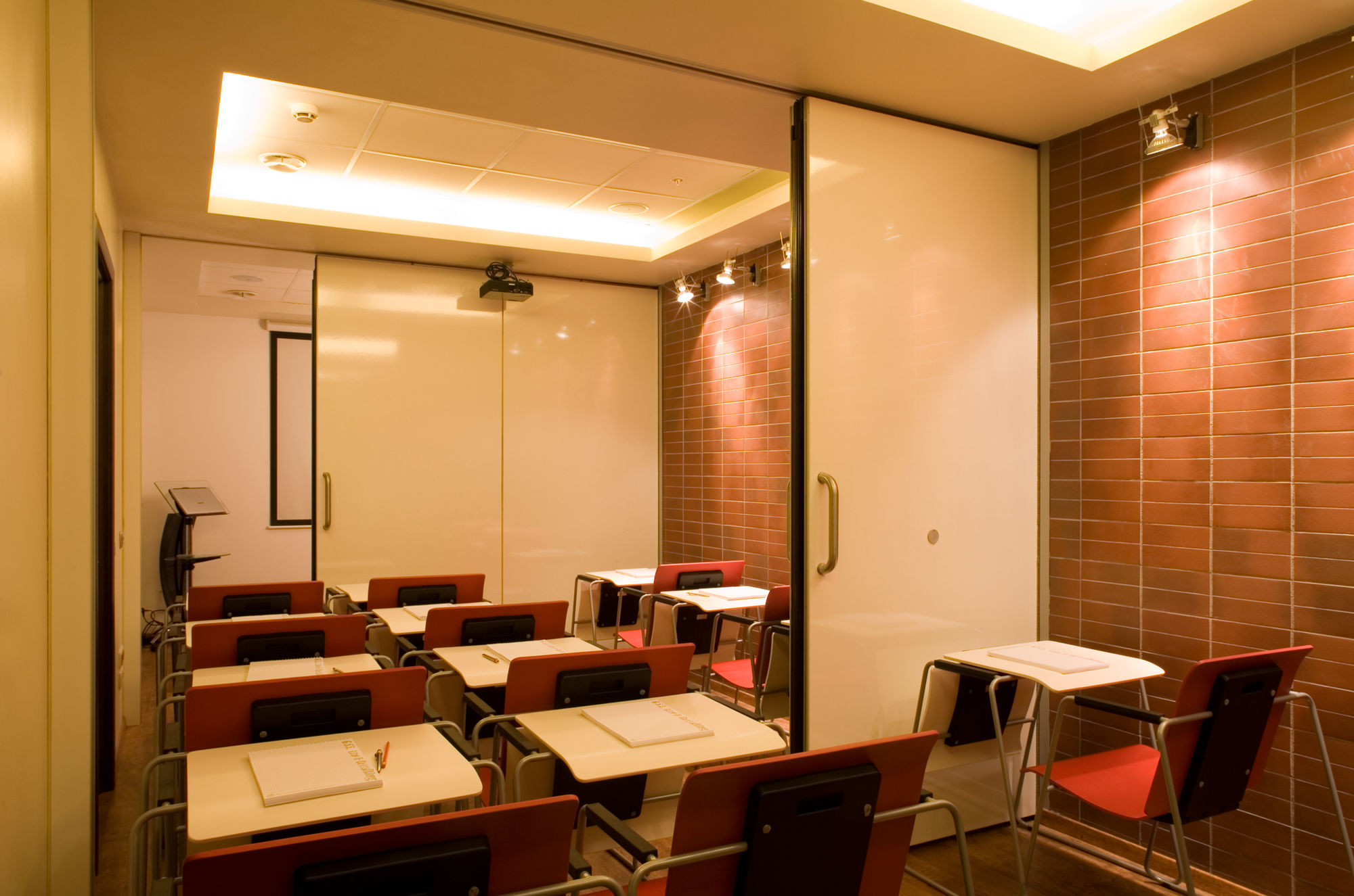 Фото Глухие раздвижные перегородки NAYADA Hufcor