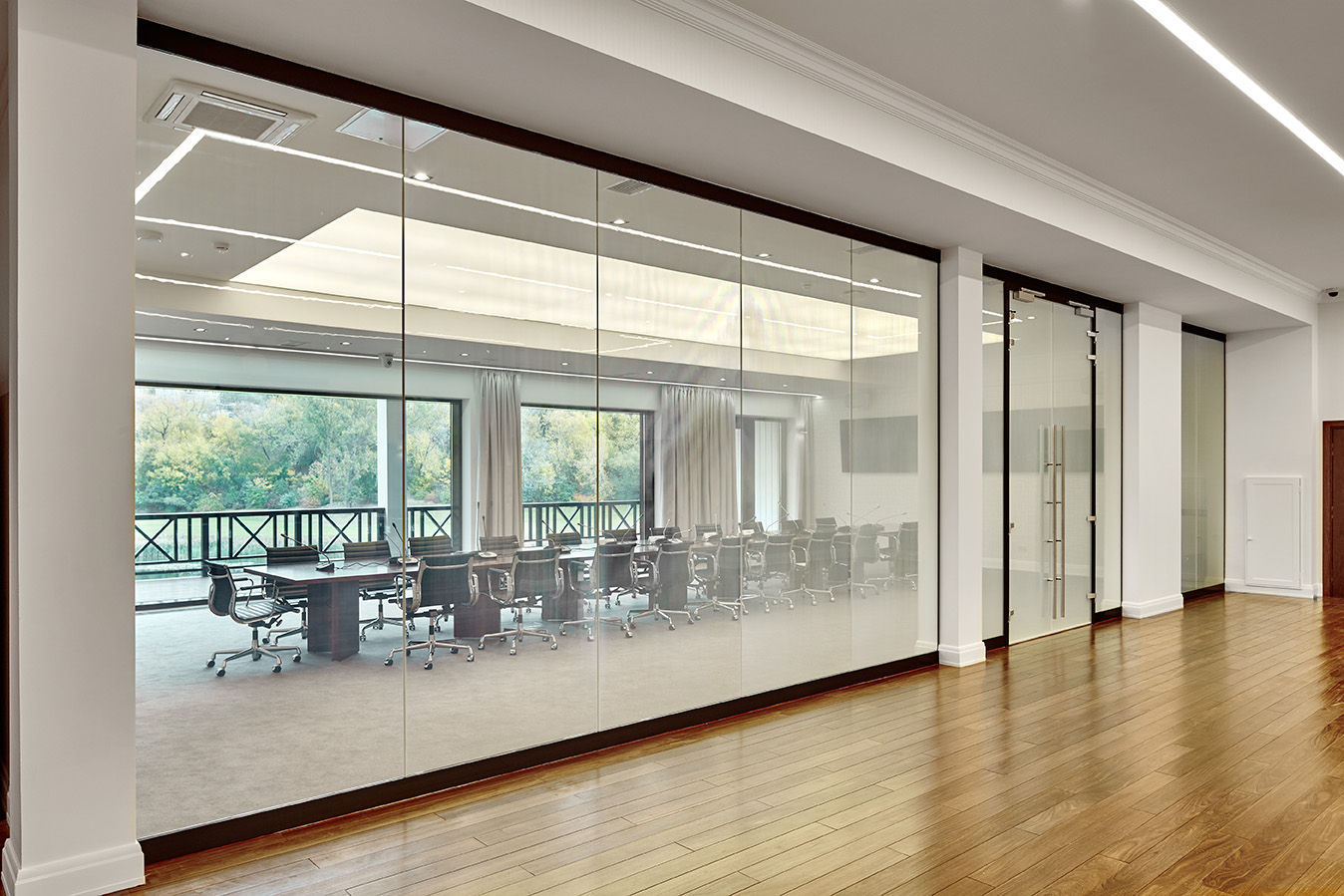 Фото Стекло с переменной прозрачностью NAYADA SmartGlass