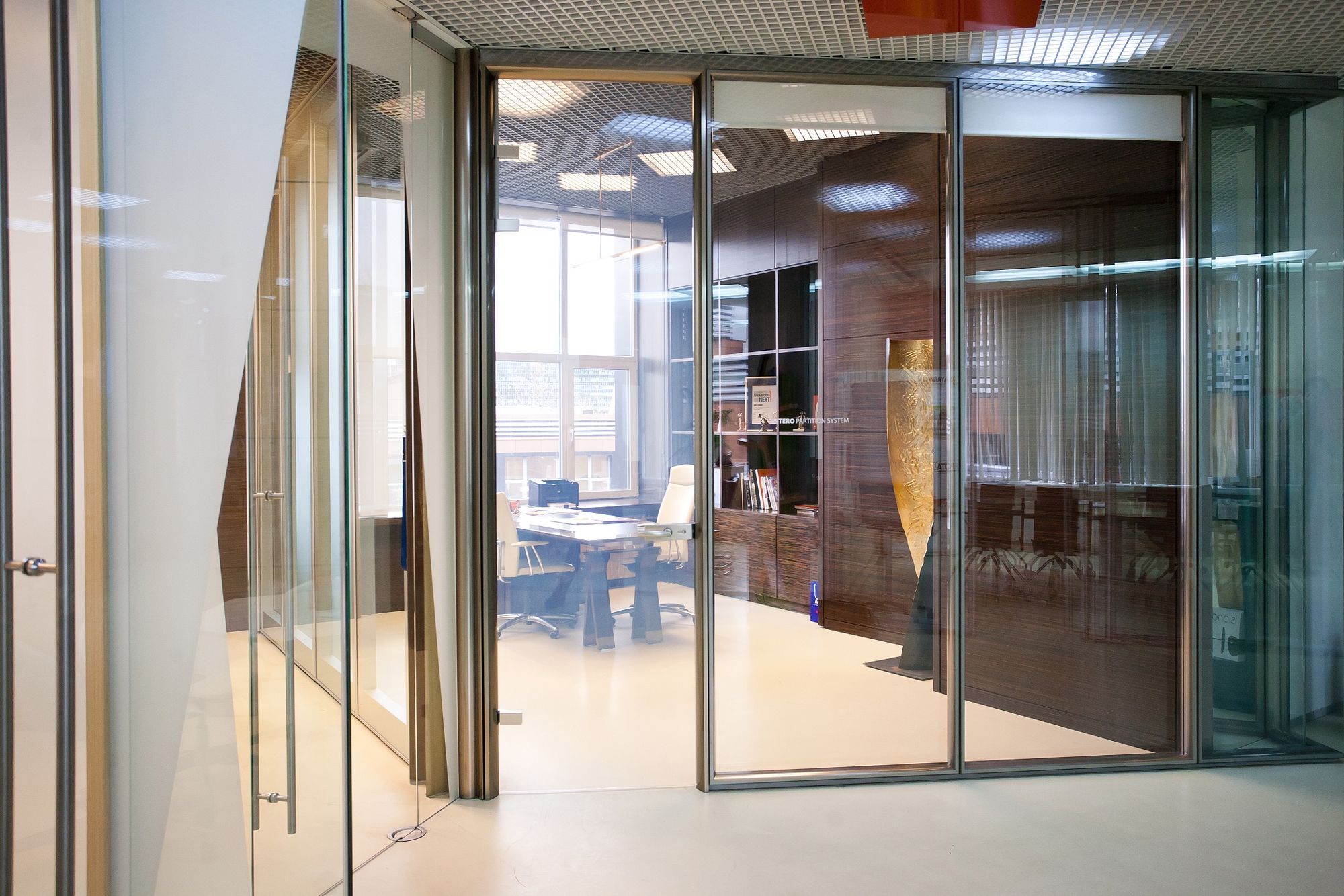 Фото Стекло с переменной прозрачностью NAYADA SmartGlass