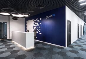 Стойки reception в проекте NAYADA завершила создание стильного офиса для мирового гиганта в сфере рекламы – компании GroupM.