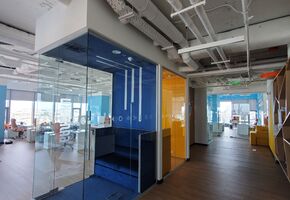 Стационарные перегородки в проекте Компания NAYADA выполнила проект по установке стеклянных перегородок в столичном БЦ Гулливер для ИТ компании «Битрикс 24».